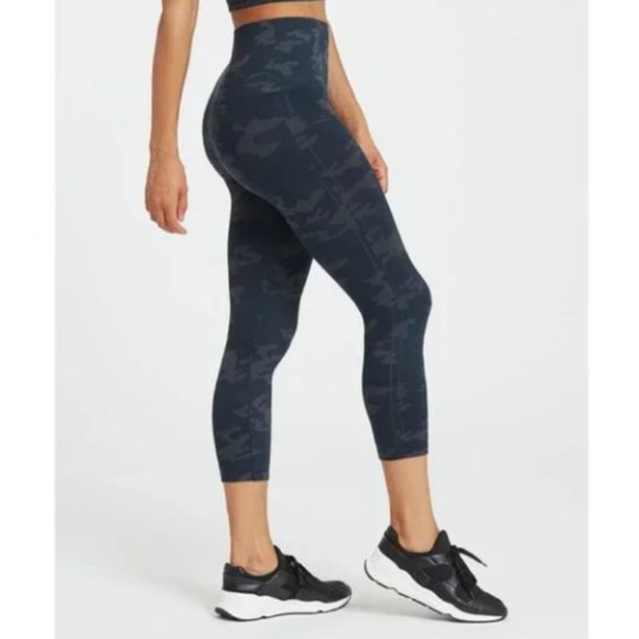 Spanx Look at Me Now Seamless Cropped Leggings - Picture 1 of 8